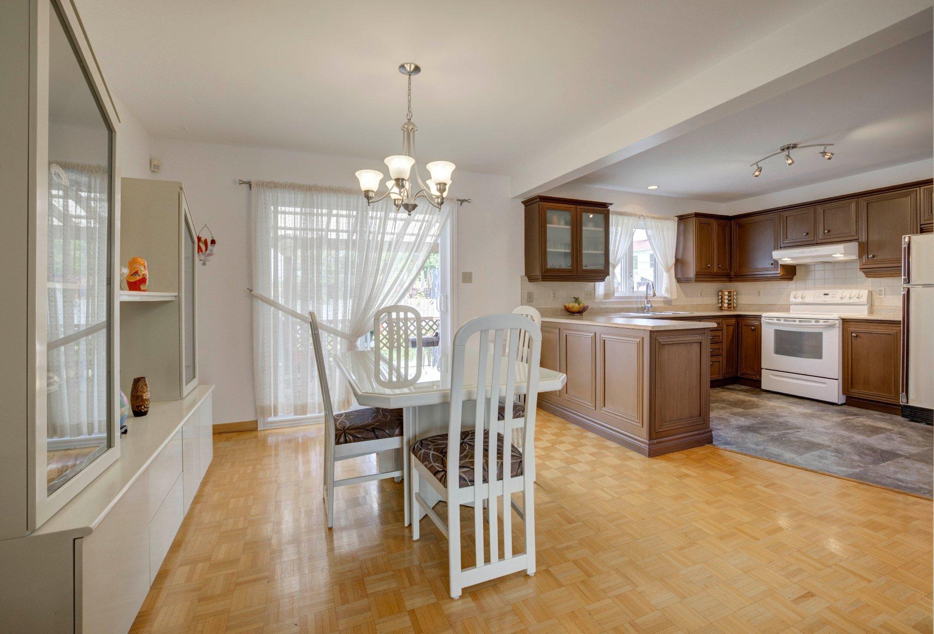 









718


Rue Maisonneuve

,
Longueuil (Saint-Hubert),




QC
J3Y7W8

