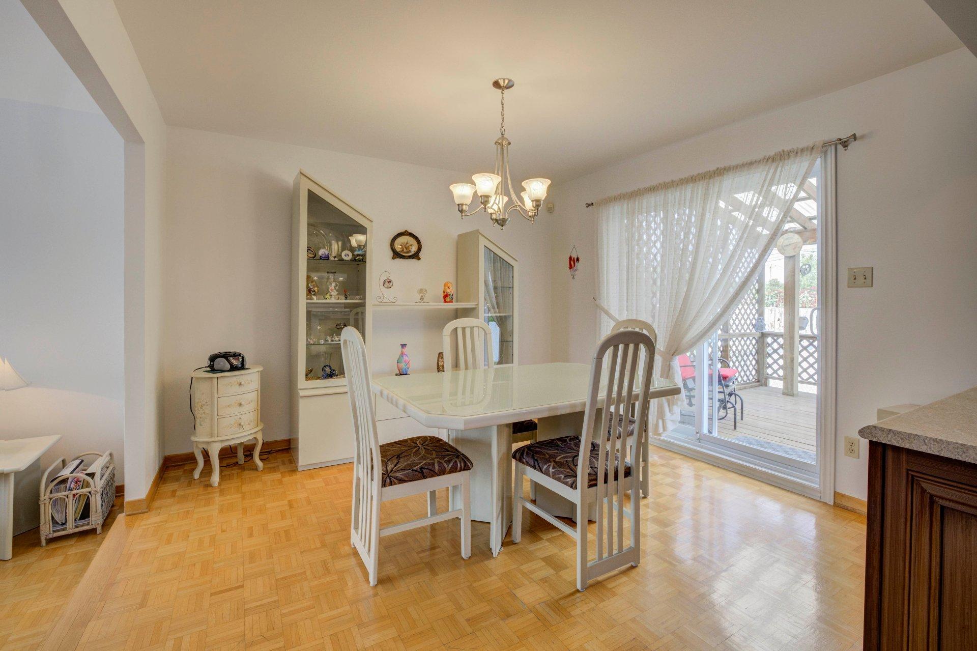 









718


Rue Maisonneuve

,
Longueuil (Saint-Hubert),




QC
J3Y7W8

