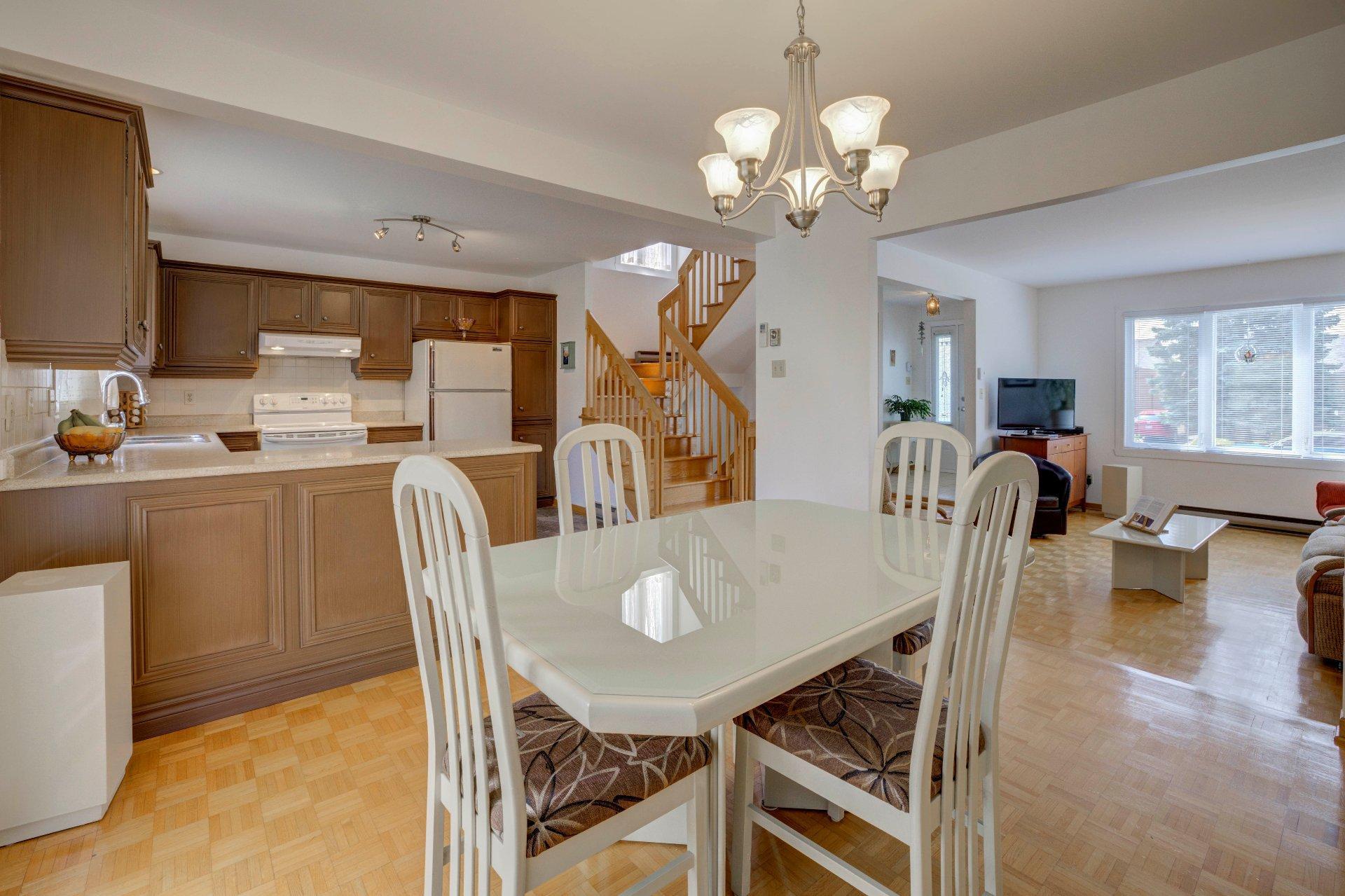 









718


Rue Maisonneuve

,
Longueuil (Saint-Hubert),




QC
J3Y7W8

