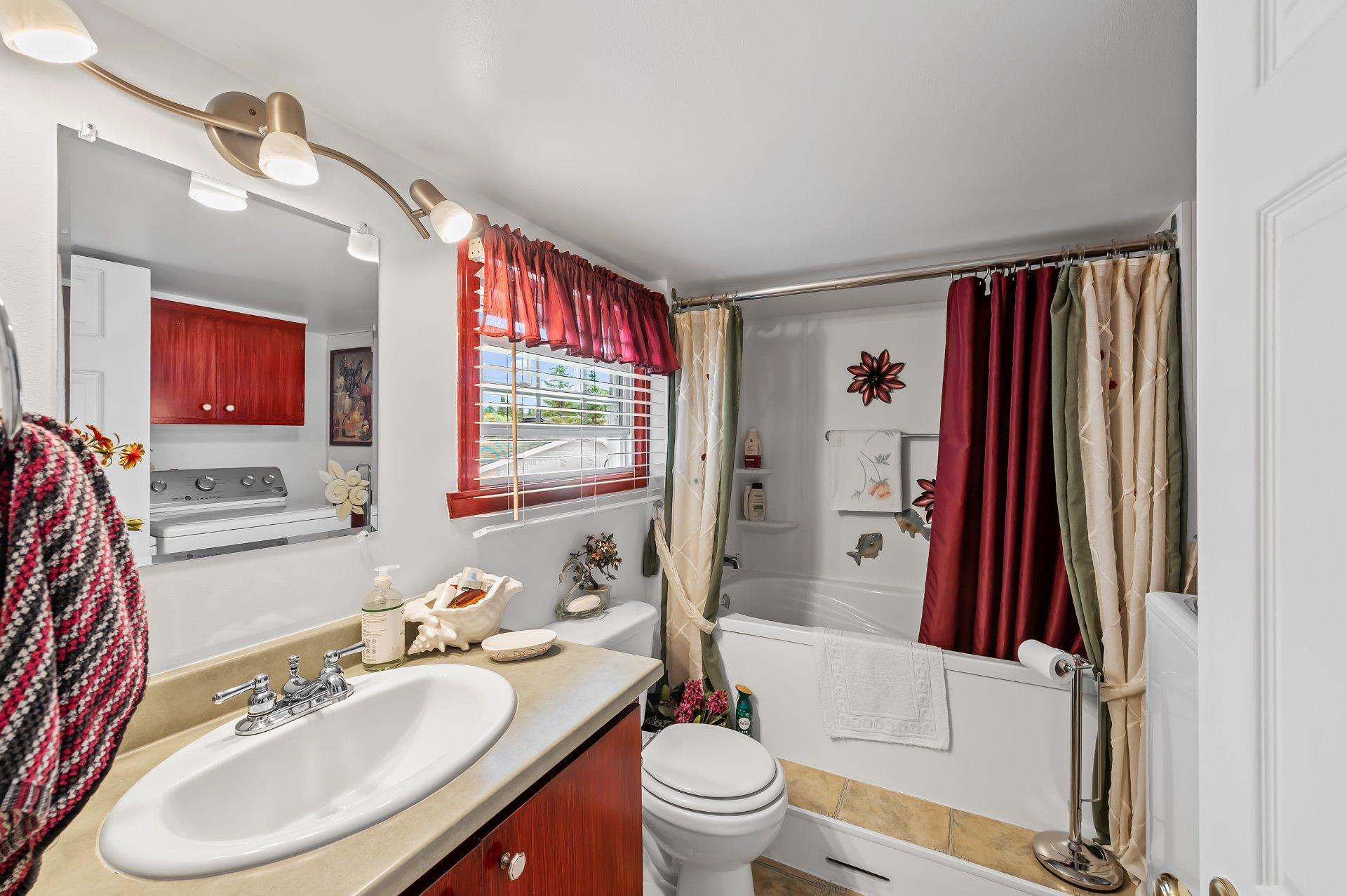 









16


Ch. de la Vallée-Bleue

,
Val-David,




QC
J0T2N0

