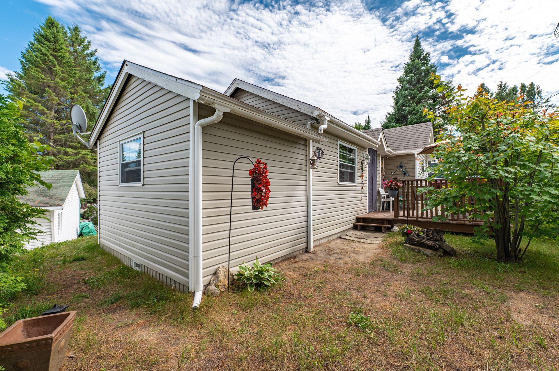 









16


Ch. de la Vallée-Bleue

,
Val-David,




QC
J0T2N0

