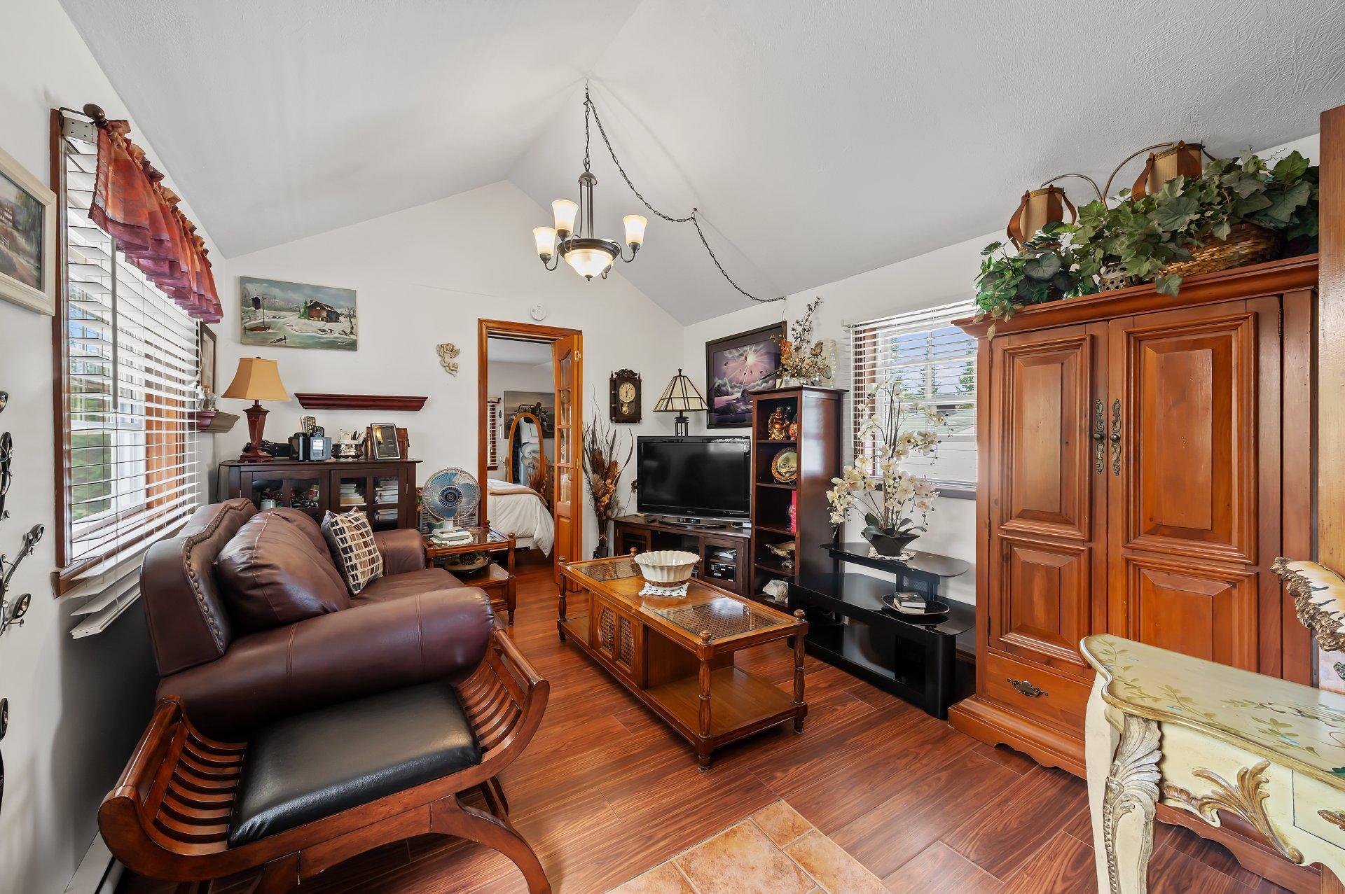 









16


Ch. de la Vallée-Bleue

,
Val-David,




QC
J0T2N0

