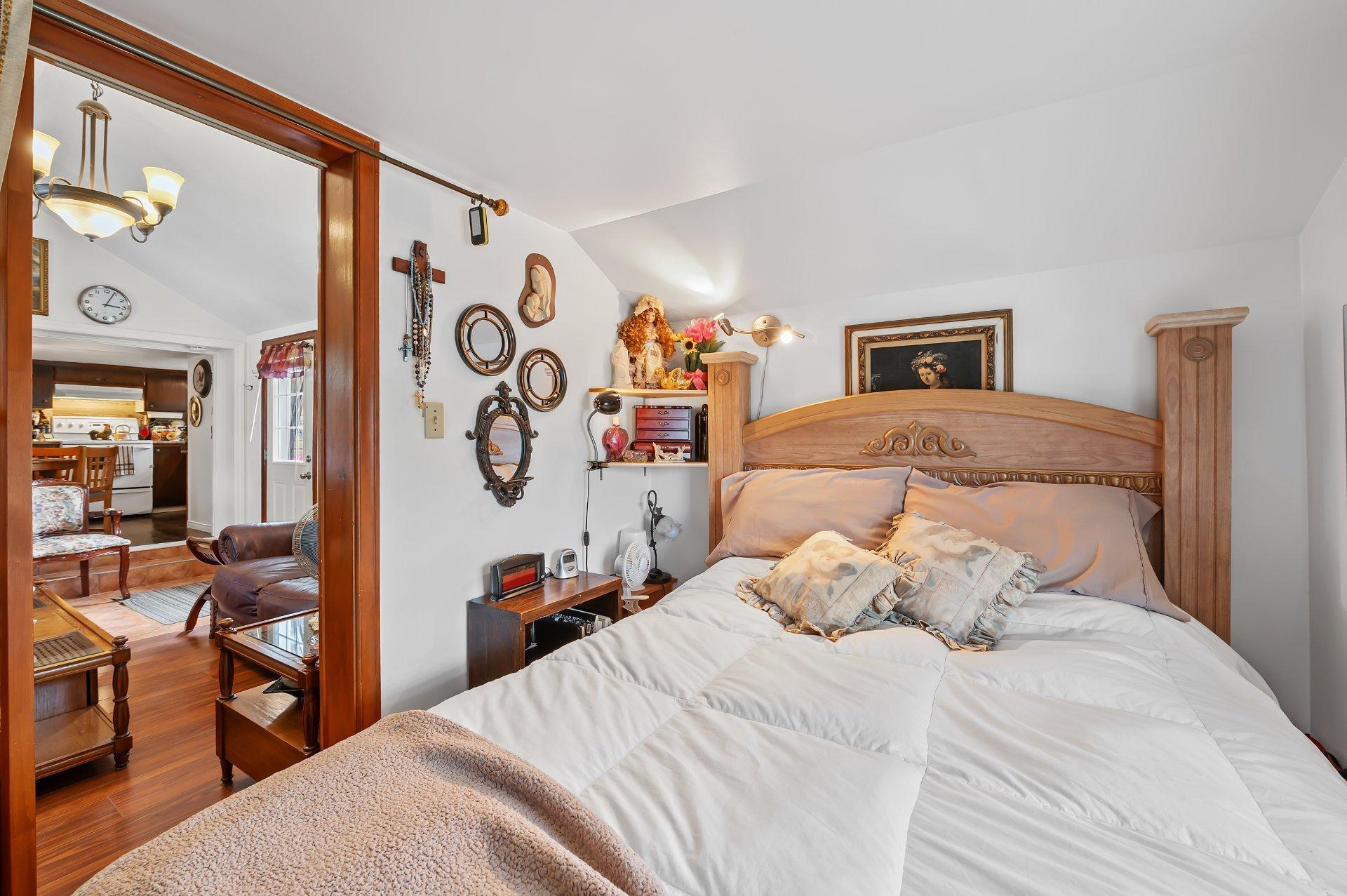 









16


Ch. de la Vallée-Bleue

,
Val-David,




QC
J0T2N0

