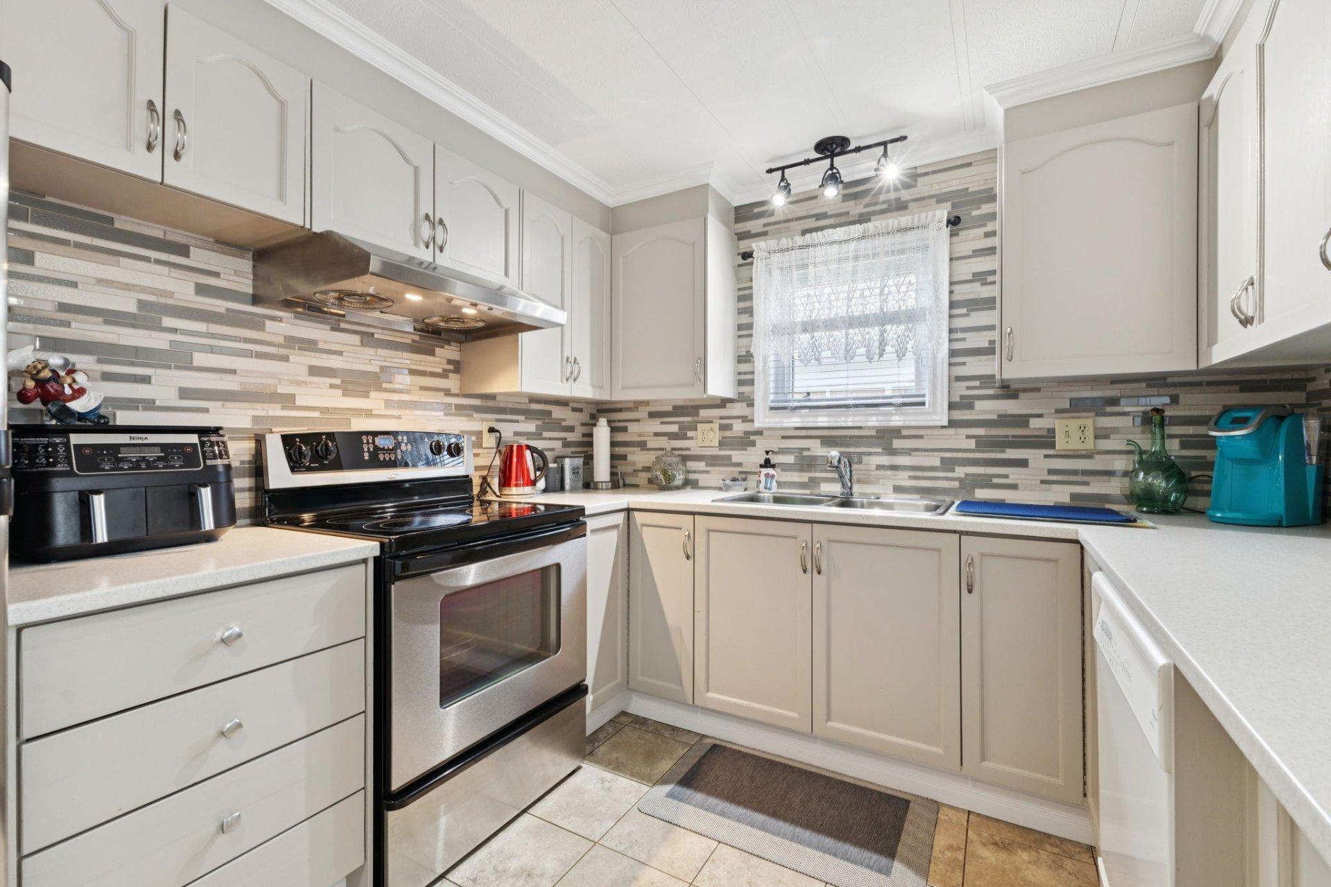 









43


10e Avenue O.

,
Gatineau (Gatineau),




QC
J8T6X9

