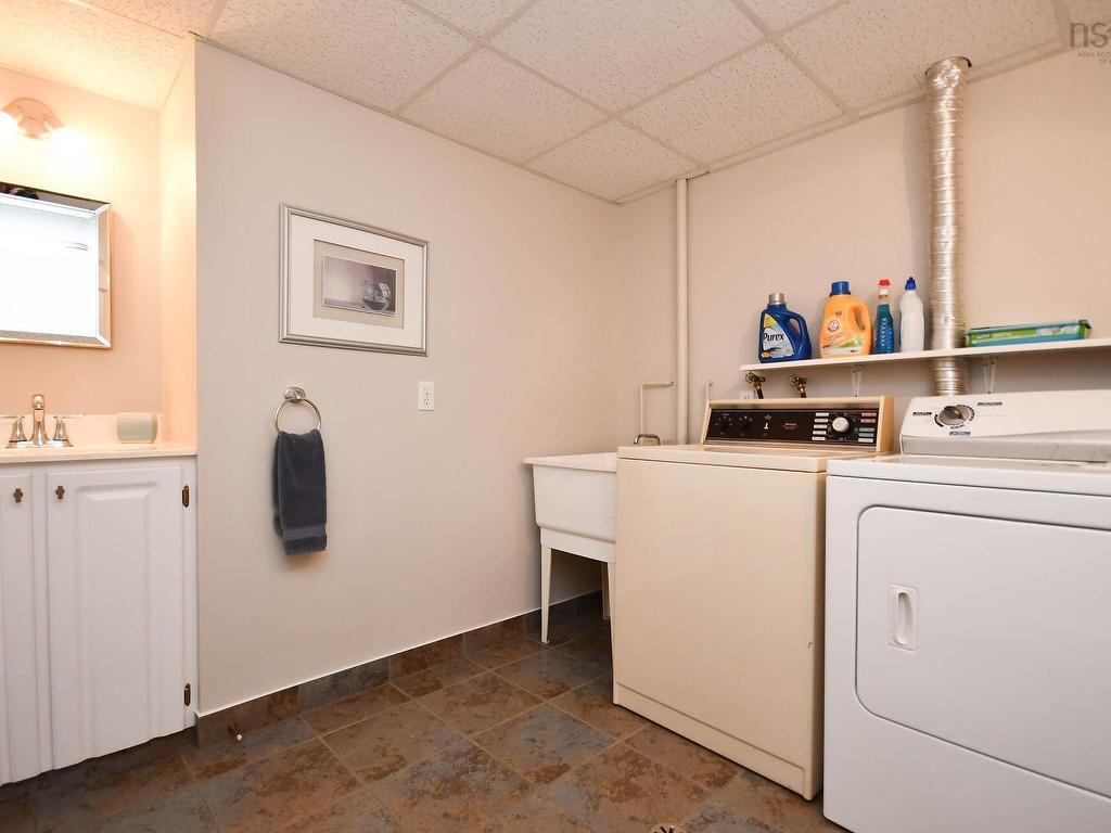 












31 Barry Crescent

,
Herring Cove,




NS
B3R 2L7


