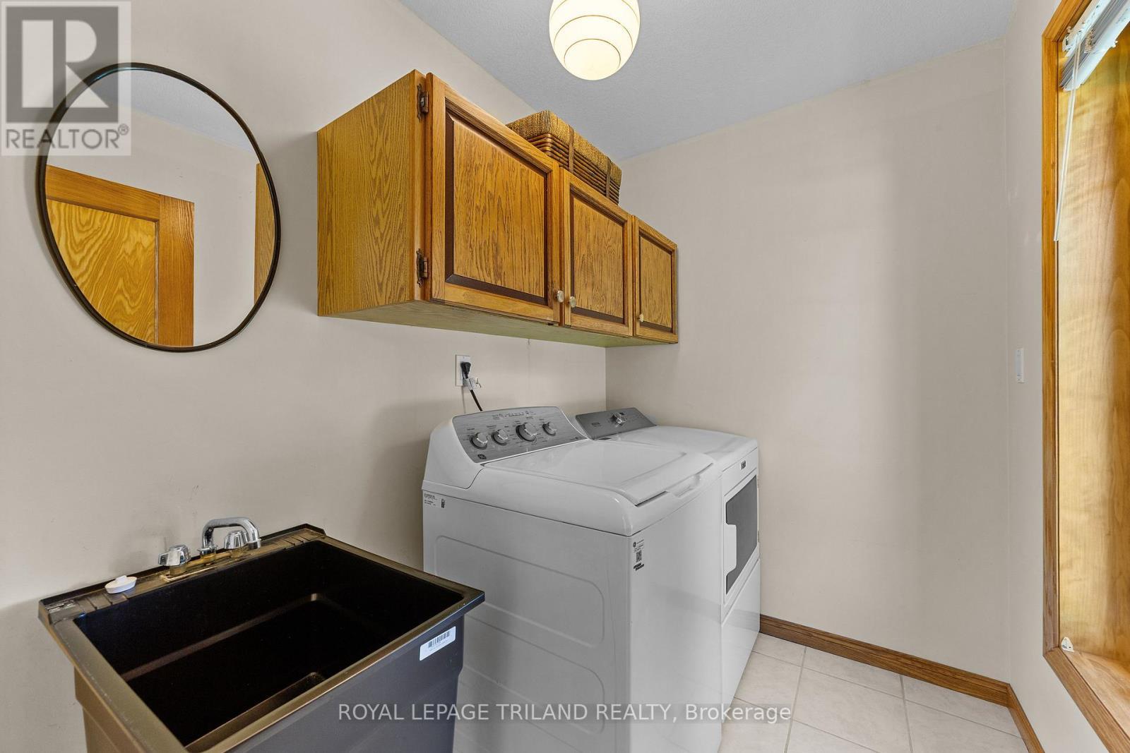












22164 DUNDONALD ROAD

,
Southwest Middlesex,







Ontario
N0L1M0

