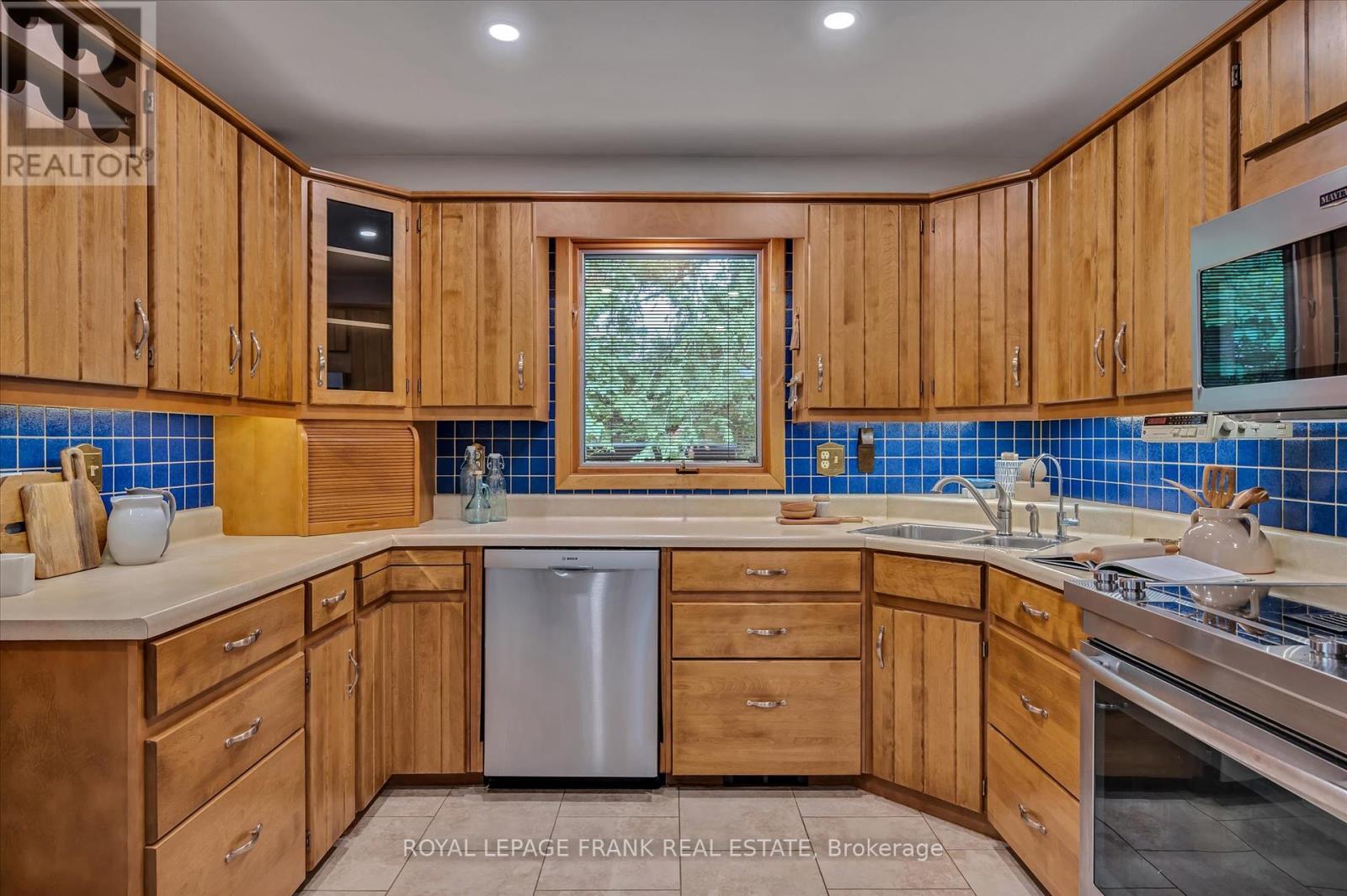 












256 SHERIN AVENUE

,
Peterborough South (East),




Ontario
K9J1B6


