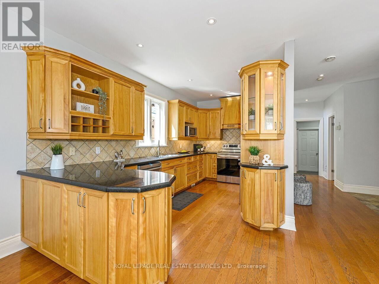 












37 MAYDOLPH ROAD

,
Toronto,




Ontario
M9B1V9

