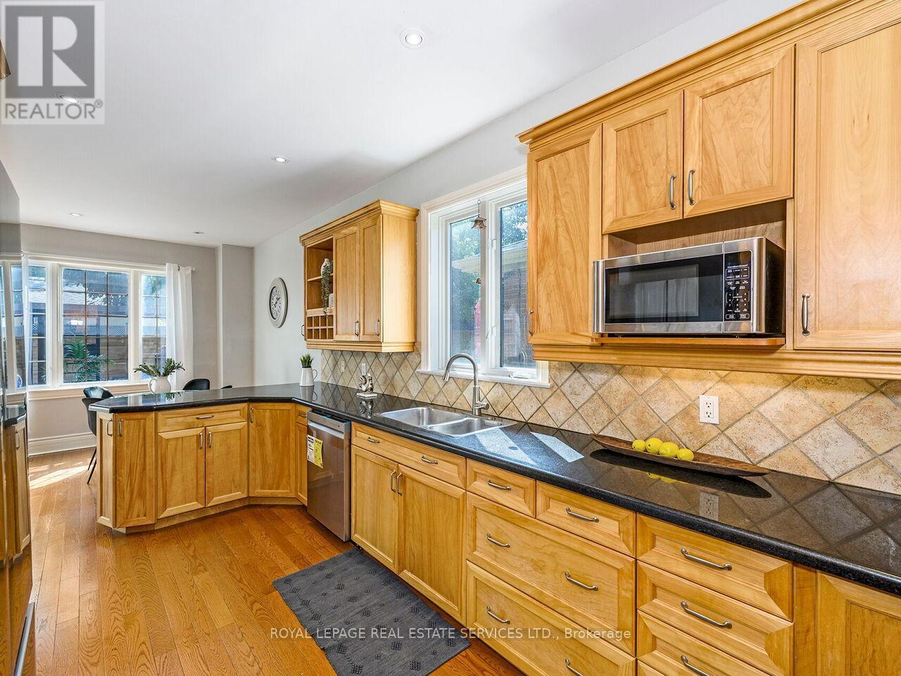 












37 MAYDOLPH ROAD

,
Toronto,




Ontario
M9B1V9

