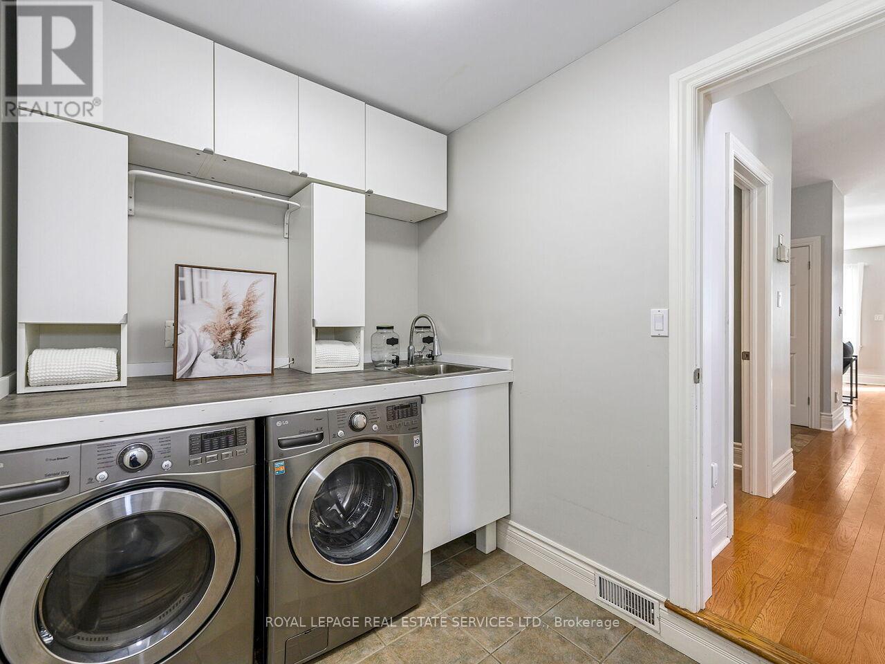 












37 MAYDOLPH ROAD

,
Toronto,




Ontario
M9B1V9

