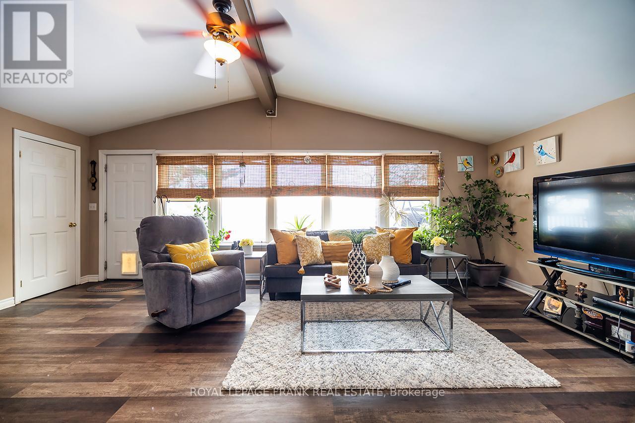 












121 BALL POINT ROAD

,
Kawartha Lakes (Little Britain),




Ontario
K0M2C0

