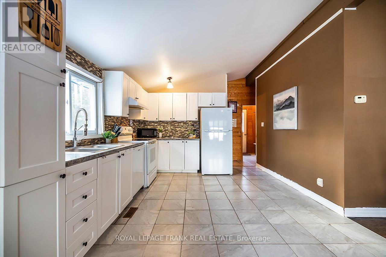 












121 BALL POINT ROAD

,
Kawartha Lakes (Little Britain),




Ontario
K0M2C0

