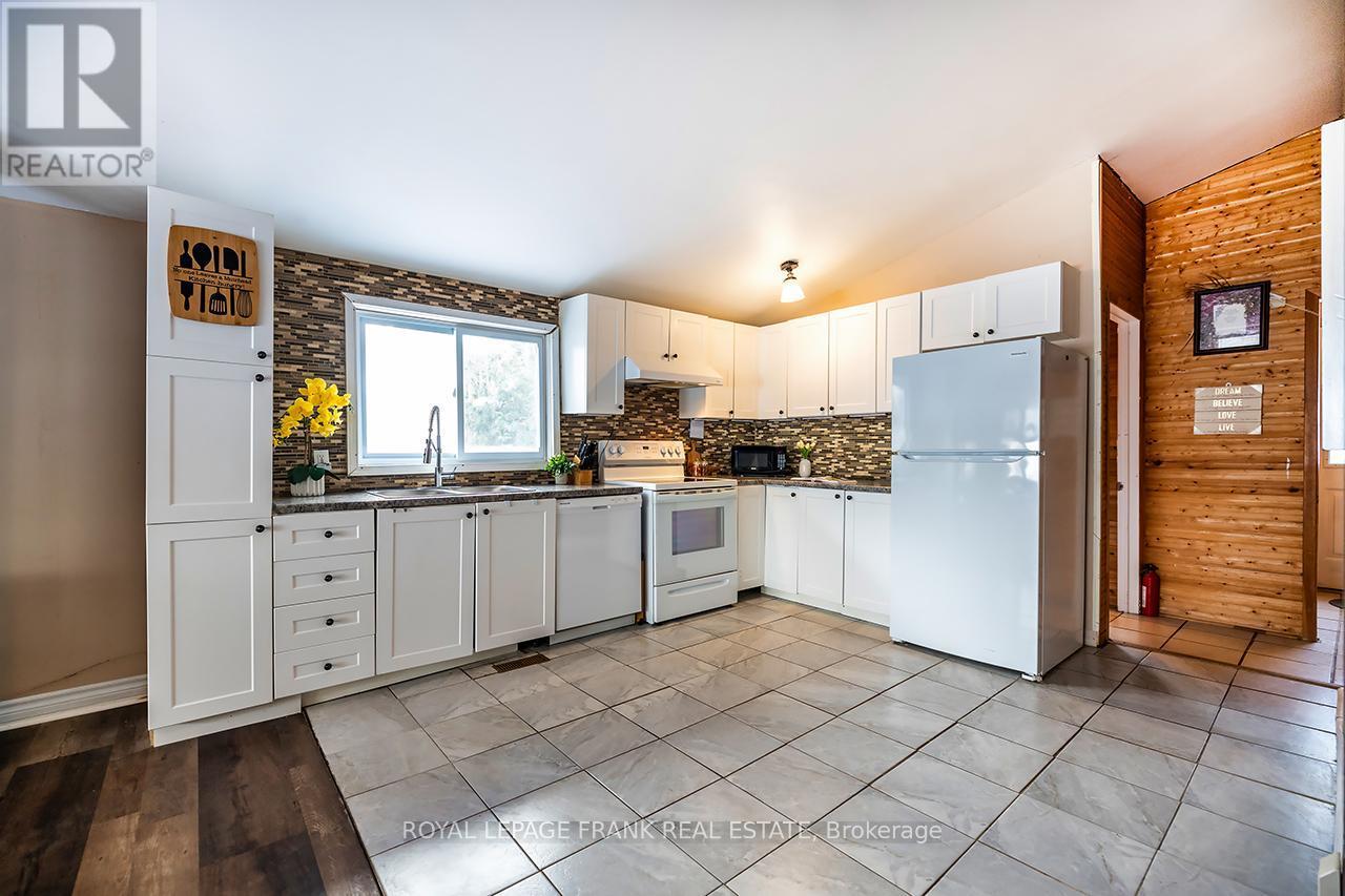 












121 BALL POINT ROAD

,
Kawartha Lakes (Little Britain),




Ontario
K0M2C0

