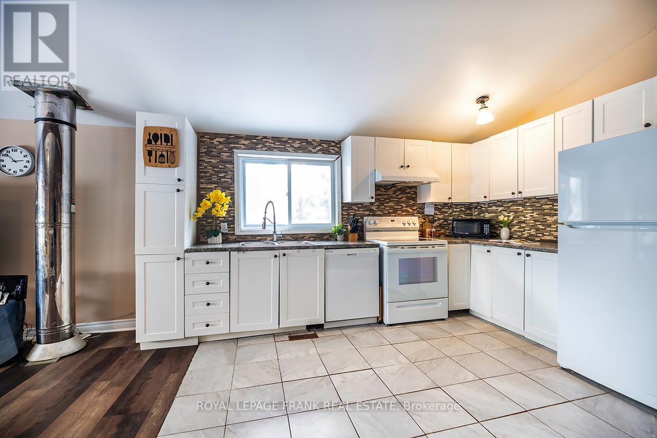 












121 BALL POINT ROAD

,
Kawartha Lakes (Little Britain),




Ontario
K0M2C0

