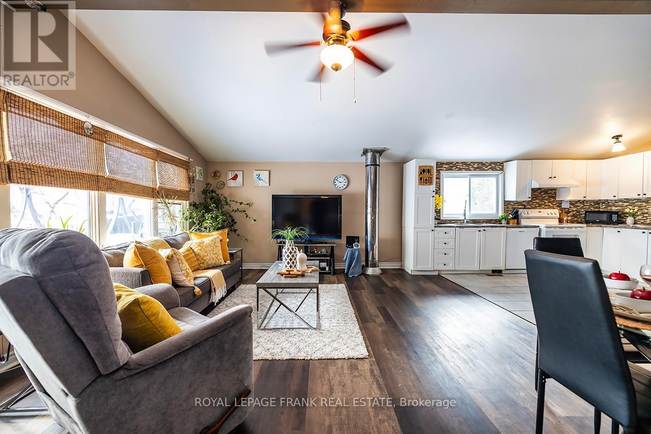 












121 BALL POINT ROAD

,
Kawartha Lakes (Little Britain),




Ontario
K0M2C0

