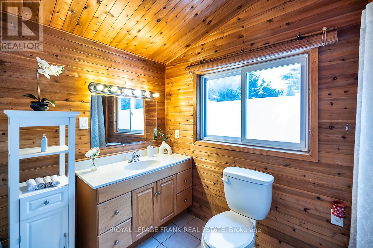 












121 BALL POINT ROAD

,
Kawartha Lakes (Little Britain),




Ontario
K0M2C0

