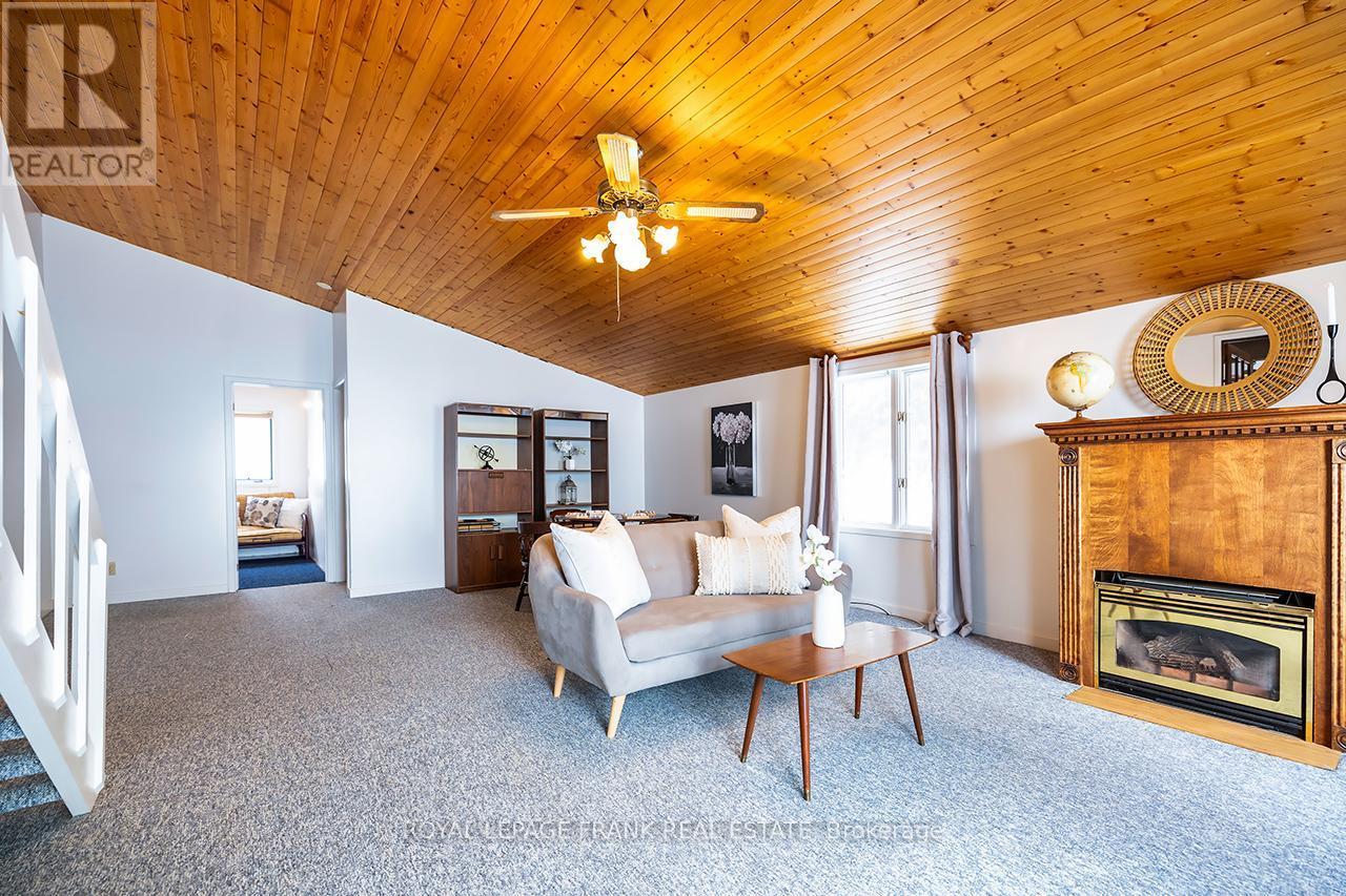 












121 BALL POINT ROAD

,
Kawartha Lakes (Little Britain),




Ontario
K0M2C0

