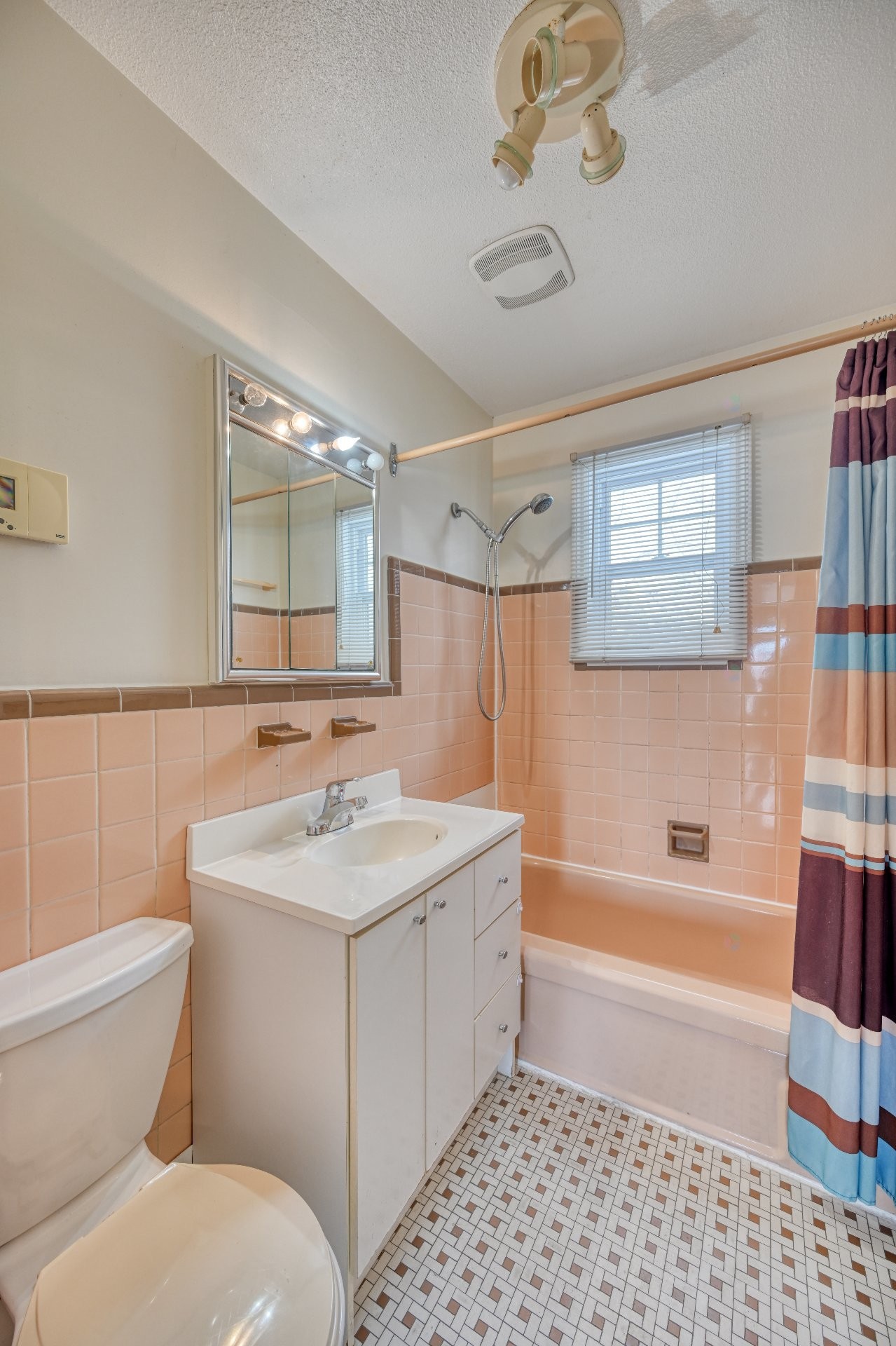 









198


Rue St-Louis

,
Saint-Eustache,




QC
J7R1Y3

