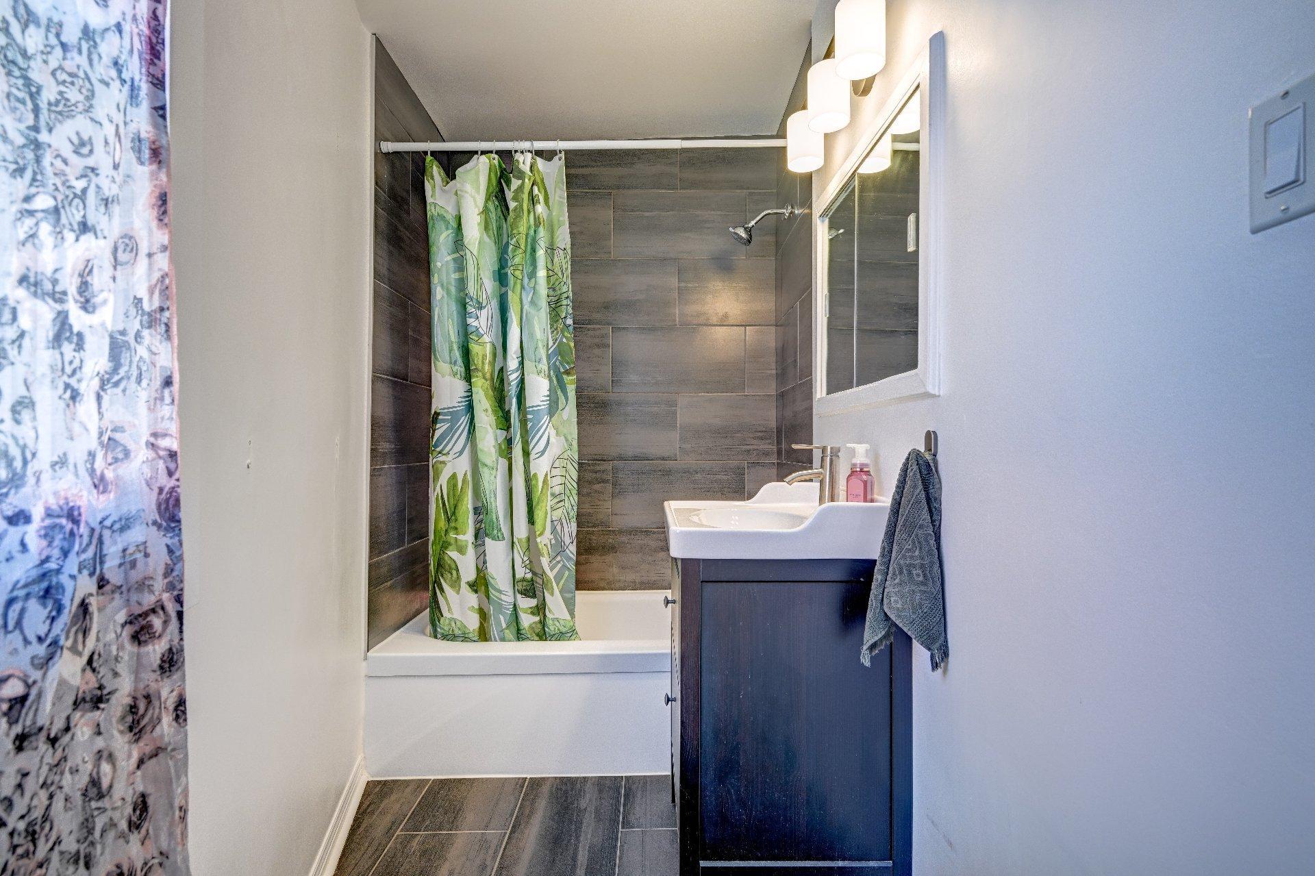 









69


Rue Blainville O.

,
Sainte-Thérèse,




QC
J7E1X5

