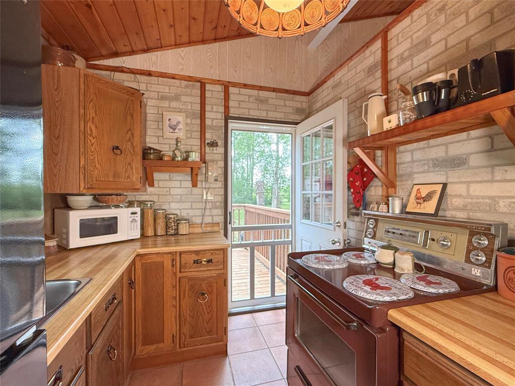 












102 Otter Road

,
Otter Lake,




Manitoba
R0J0P0

