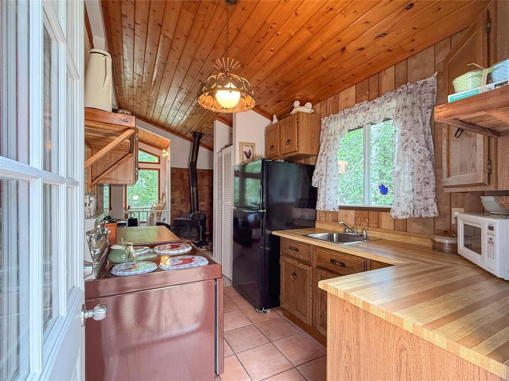 












102 Otter Road

,
Otter Lake,




Manitoba
R0J0P0

