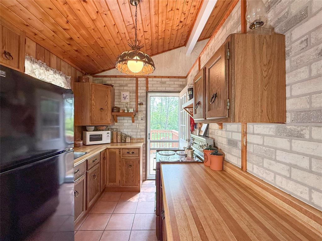 












102 Otter Road

,
Otter Lake,




Manitoba
R0J0P0

