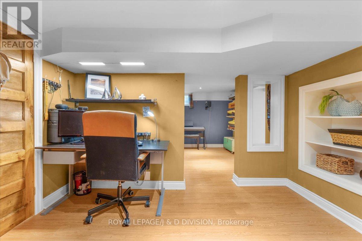 












43 ALLISTER AVENUE

,
Toronto,




Ontario
M1M3L1


