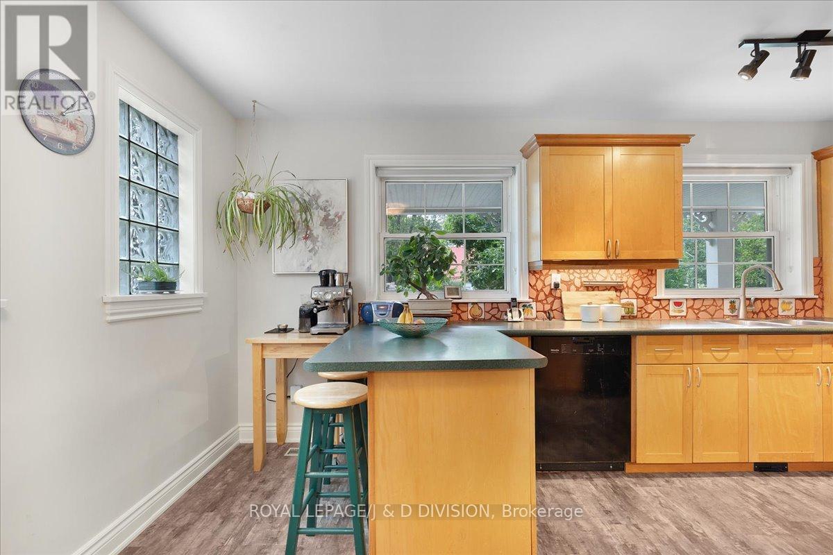 












43 ALLISTER AVENUE

,
Toronto,




Ontario
M1M3L1

