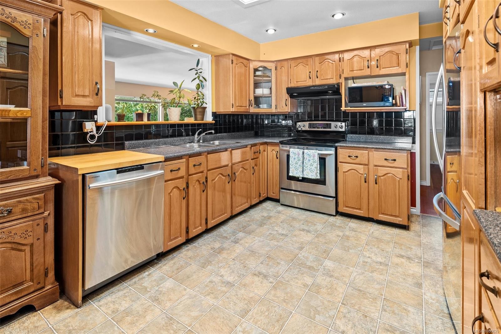









1914


Leighton

Rd,
Victoria,




BC
V8R 1N4

