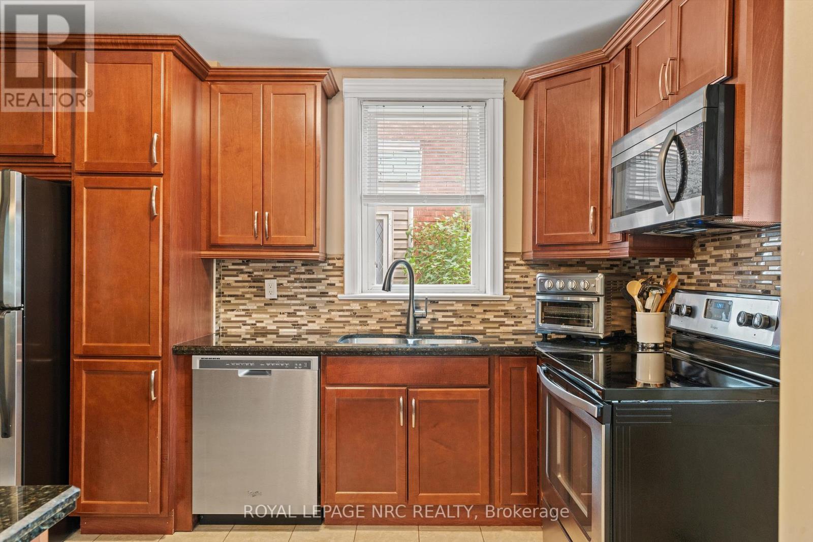 












107 WEXFORD AVENUE S

,
Hamilton (Delta),




Ontario
L8K2N7

