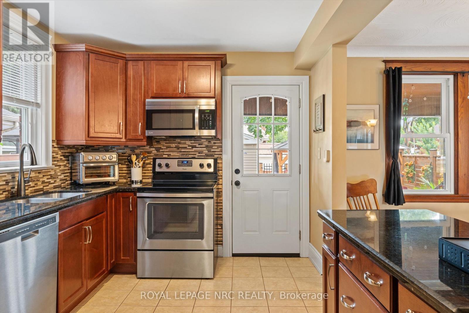 












107 WEXFORD AVENUE S

,
Hamilton (Delta),




Ontario
L8K2N7

