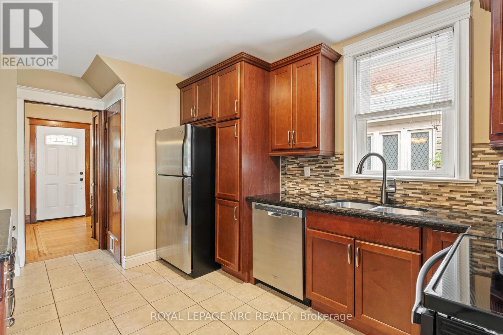 












107 WEXFORD AVENUE S

,
Hamilton (Delta),




Ontario
L8K2N7


