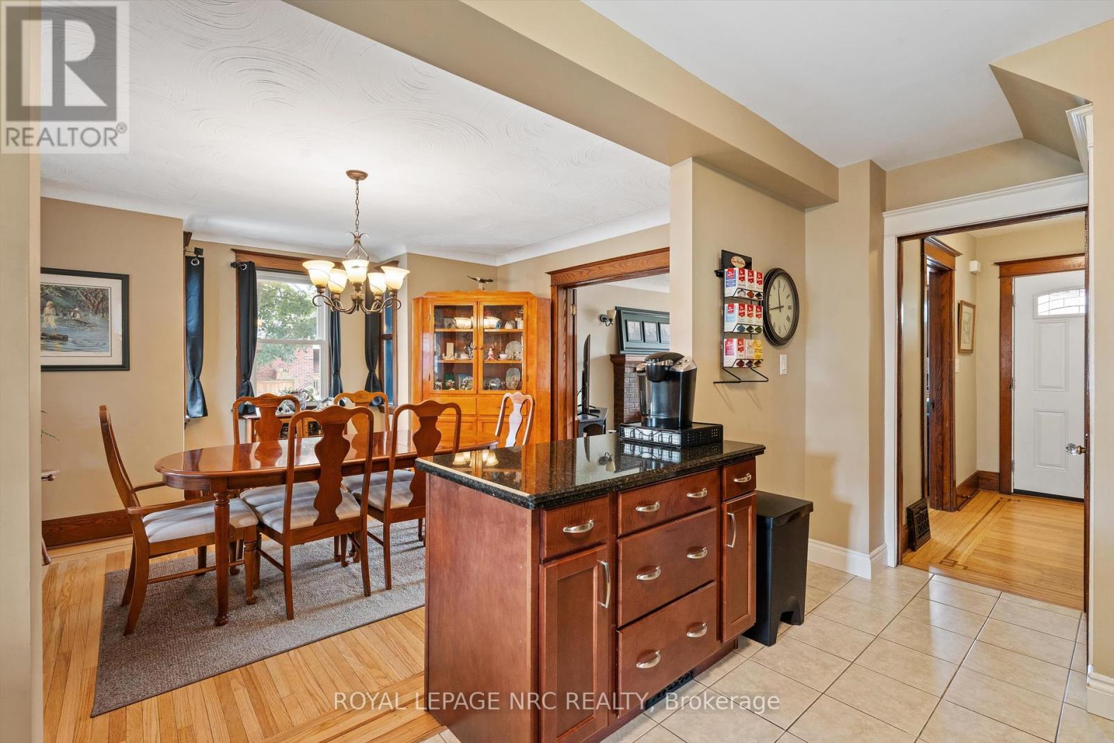 












107 WEXFORD AVENUE S

,
Hamilton (Delta),




Ontario
L8K2N7


