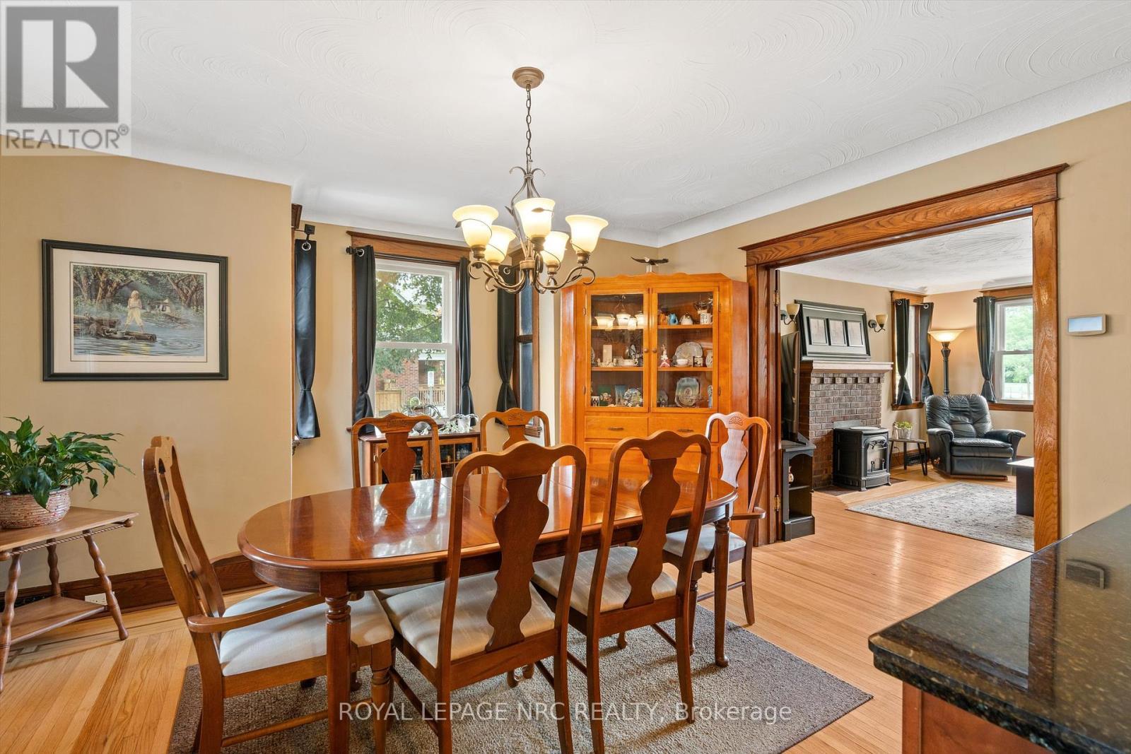 












107 WEXFORD AVENUE S

,
Hamilton (Delta),




Ontario
L8K2N7


