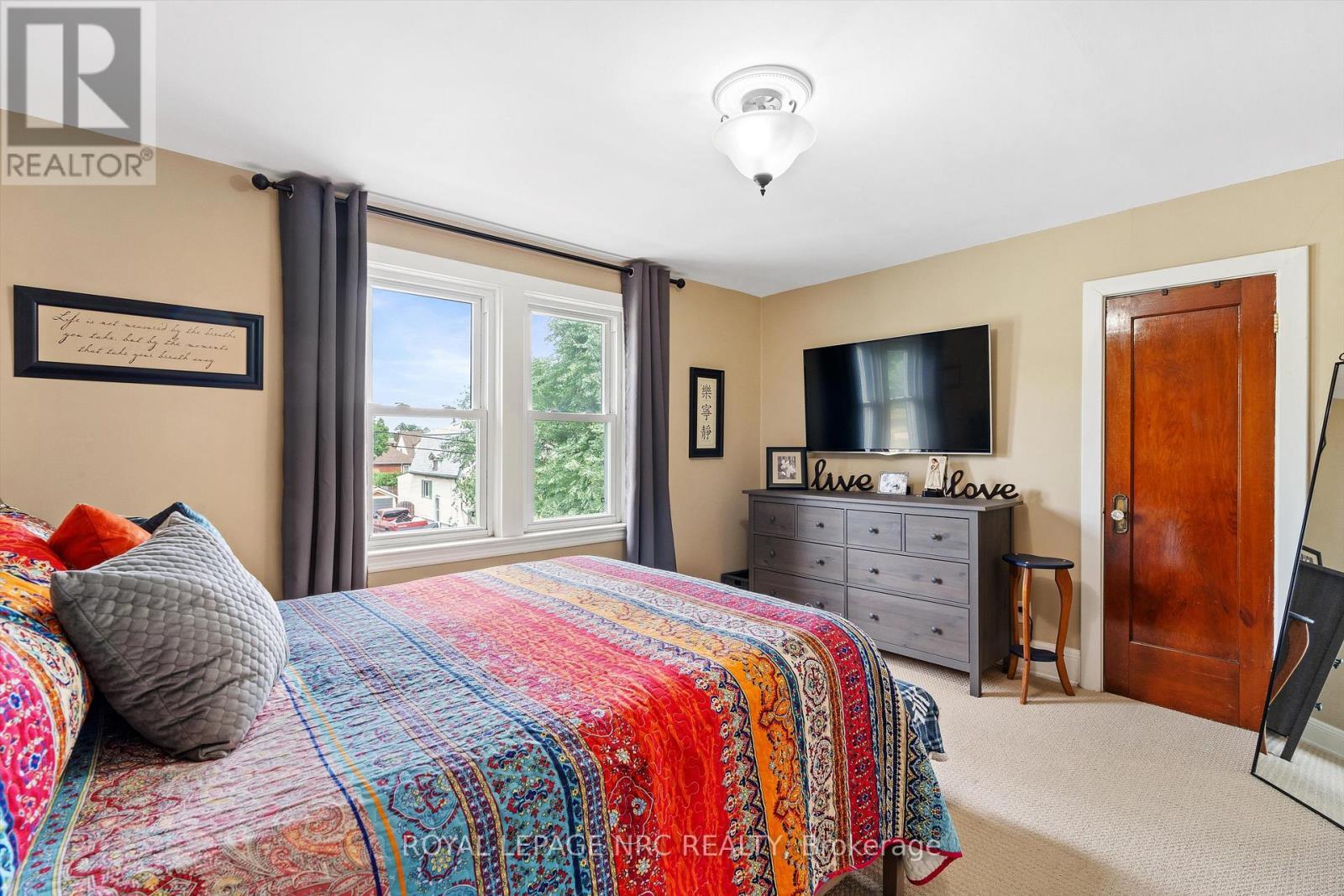 












107 WEXFORD AVENUE S

,
Hamilton (Delta),




Ontario
L8K2N7

