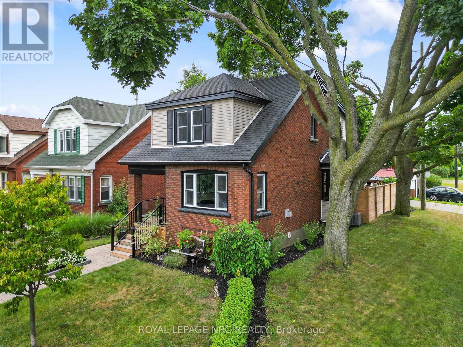 












107 WEXFORD AVENUE S

,
Hamilton (Delta),




Ontario
L8K2N7

