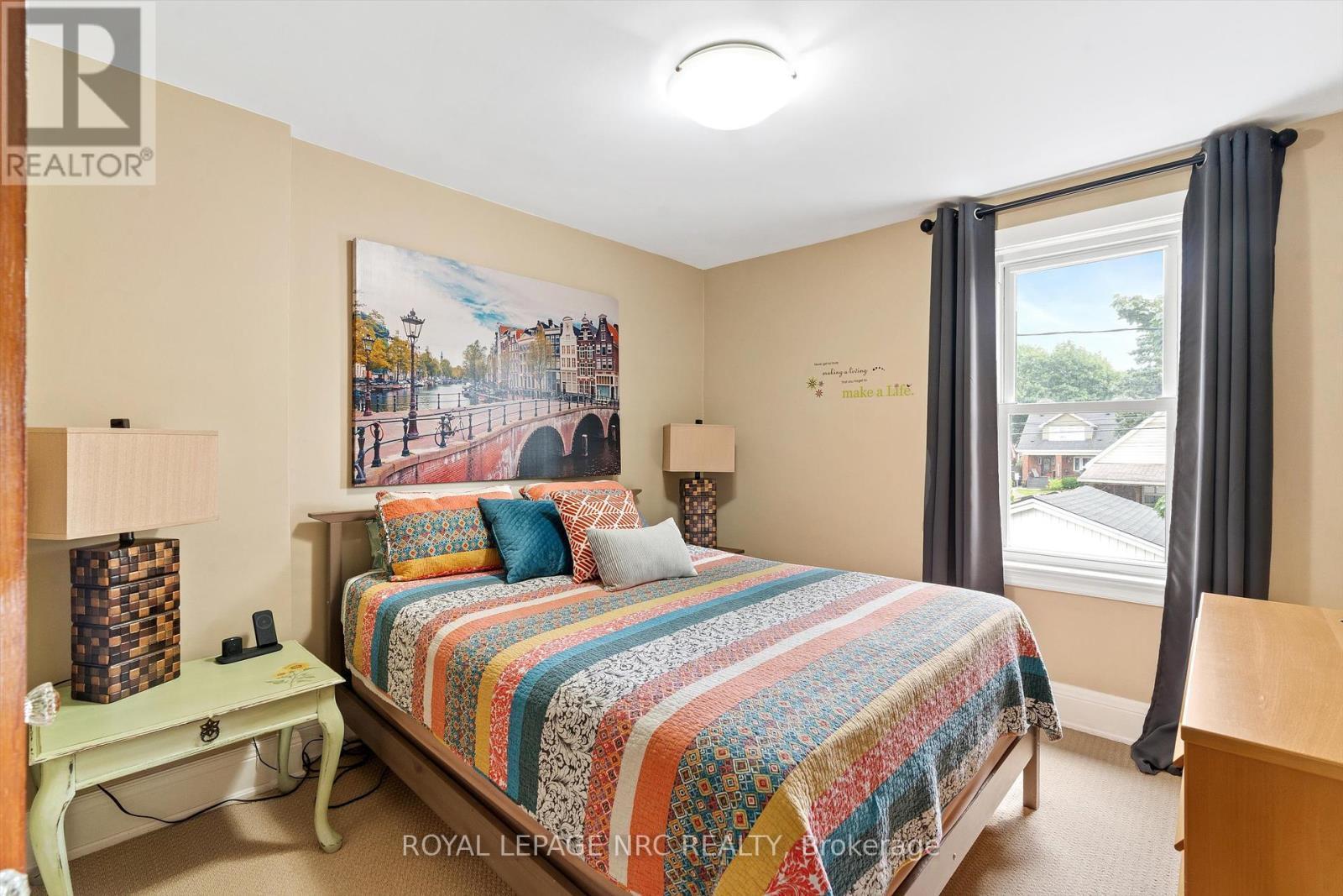 












107 WEXFORD AVENUE S

,
Hamilton (Delta),




Ontario
L8K2N7

