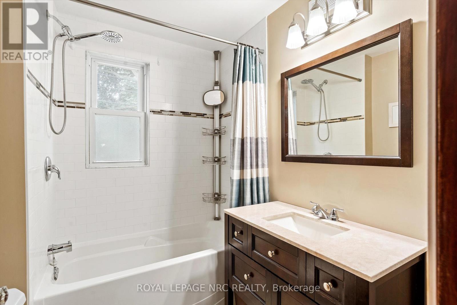 












107 WEXFORD AVENUE S

,
Hamilton (Delta),




Ontario
L8K2N7

