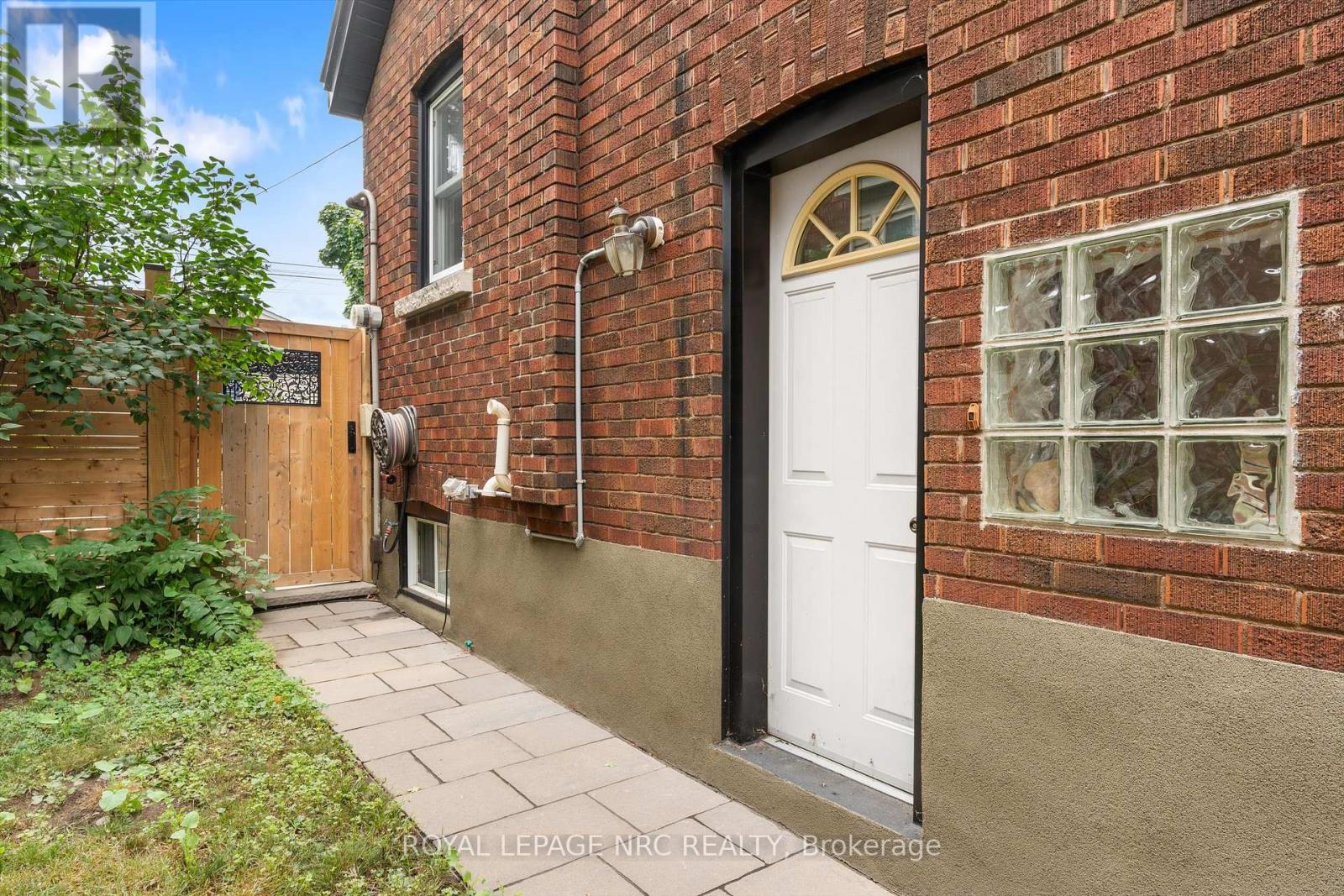 












107 WEXFORD AVENUE S

,
Hamilton (Delta),




Ontario
L8K2N7

