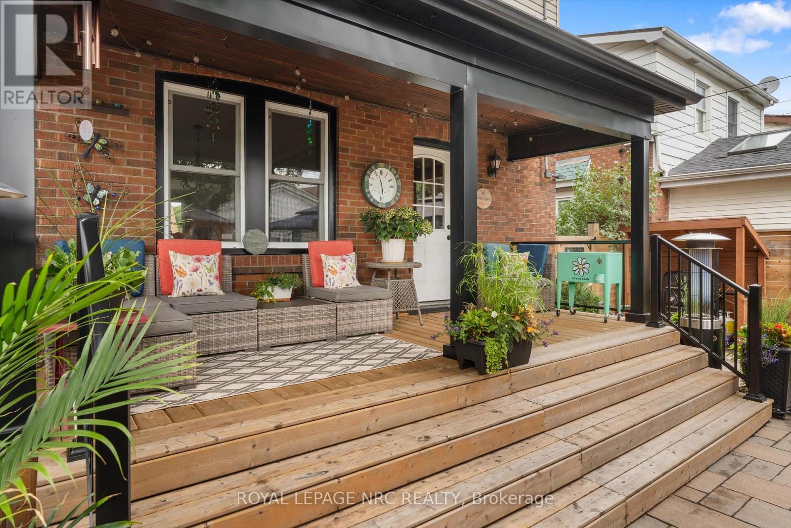 












107 WEXFORD AVENUE S

,
Hamilton (Delta),




Ontario
L8K2N7

