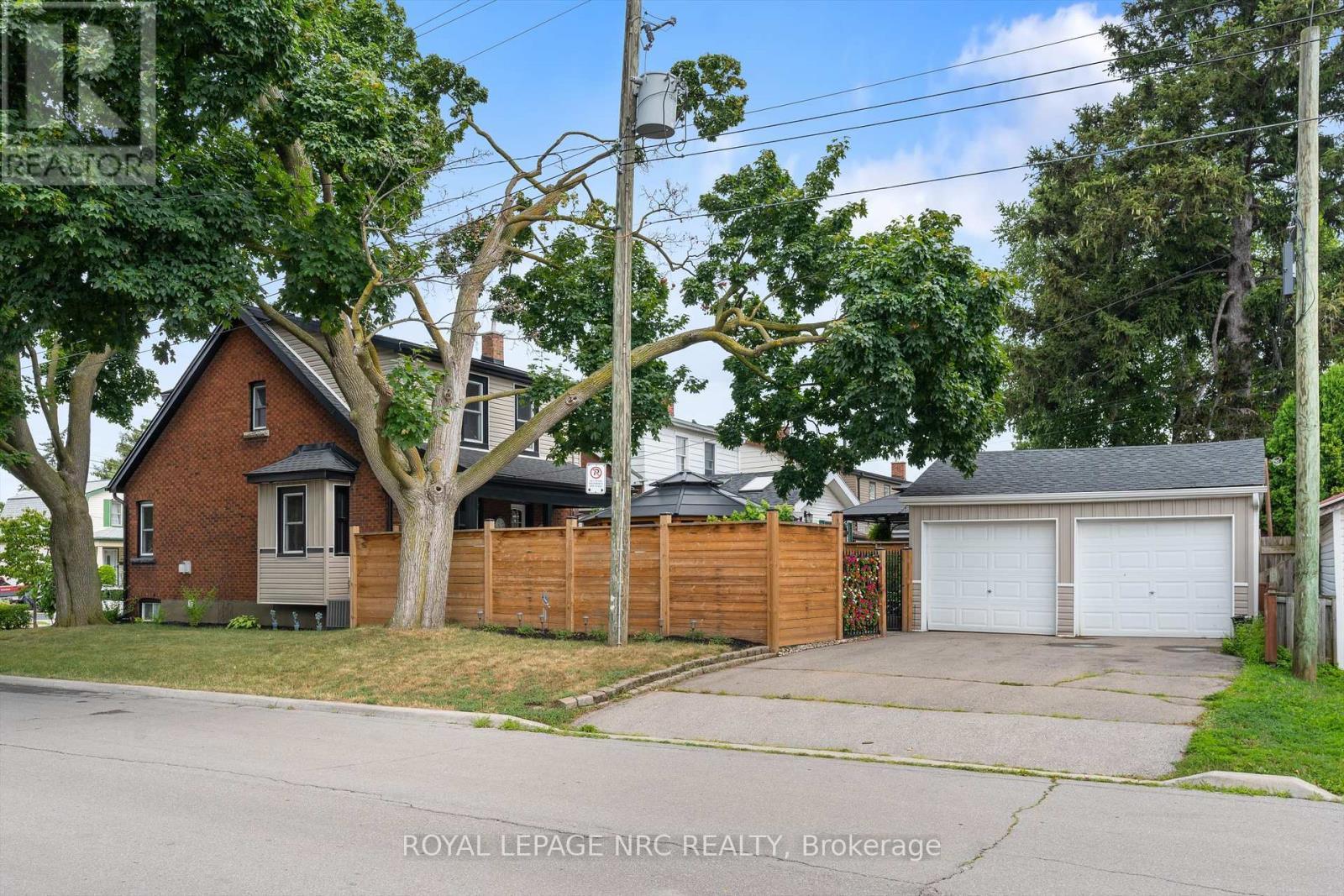 












107 WEXFORD AVENUE S

,
Hamilton (Delta),




Ontario
L8K2N7

