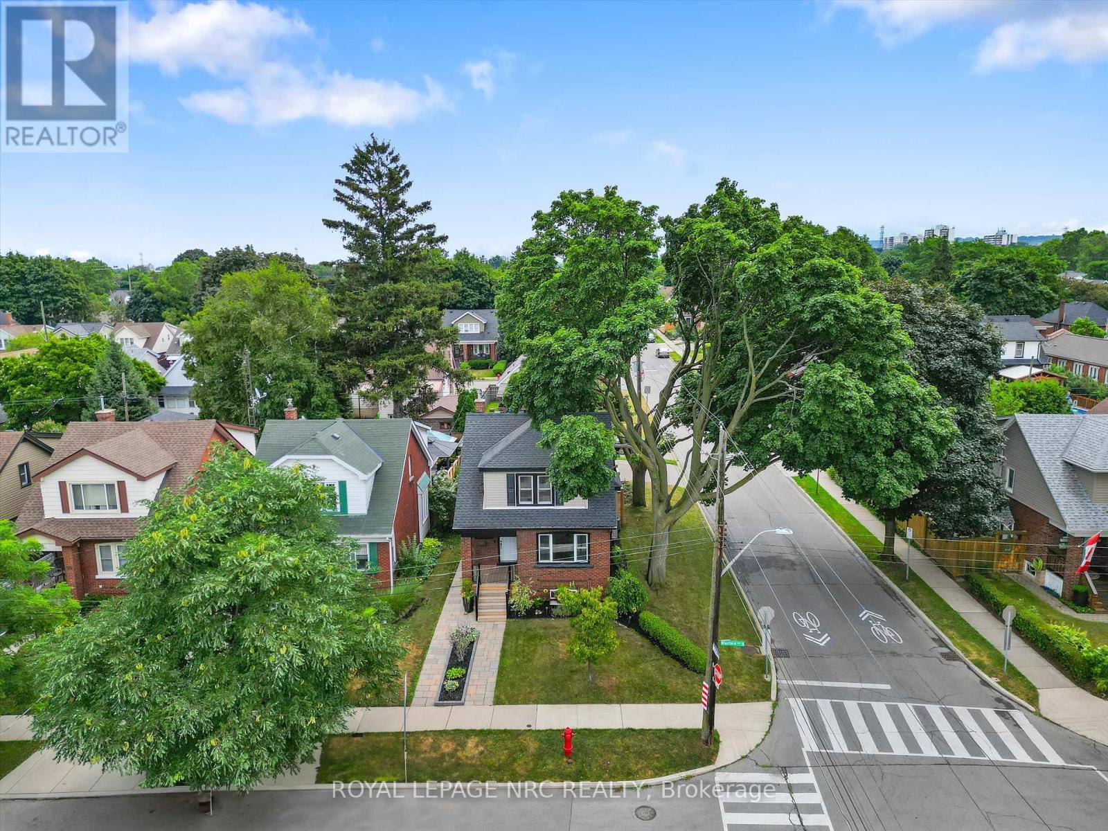 












107 WEXFORD AVENUE S

,
Hamilton (Delta),




Ontario
L8K2N7

