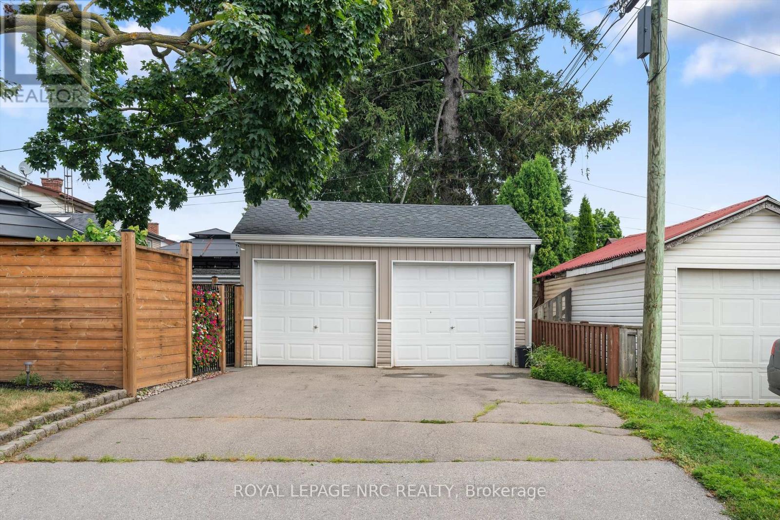 












107 WEXFORD AVENUE S

,
Hamilton (Delta),




Ontario
L8K2N7

