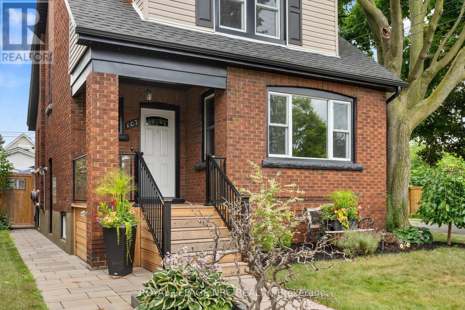 












107 WEXFORD AVENUE S

,
Hamilton (Delta),




Ontario
L8K2N7

