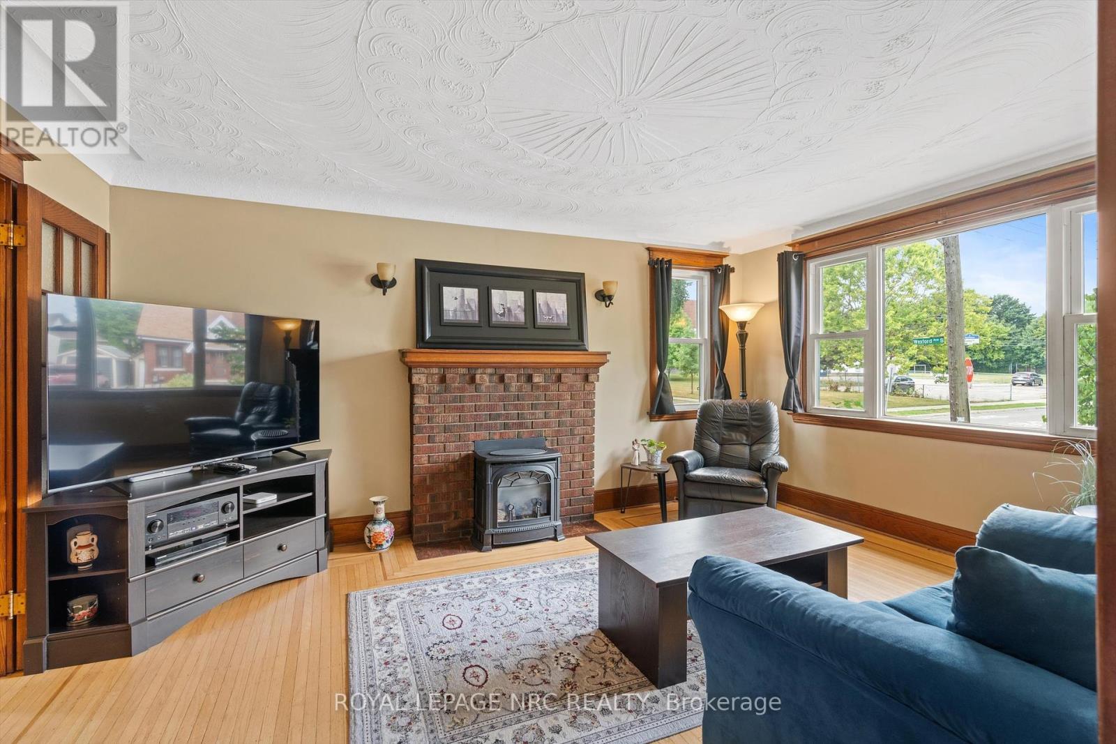 












107 WEXFORD AVENUE S

,
Hamilton (Delta),




Ontario
L8K2N7

