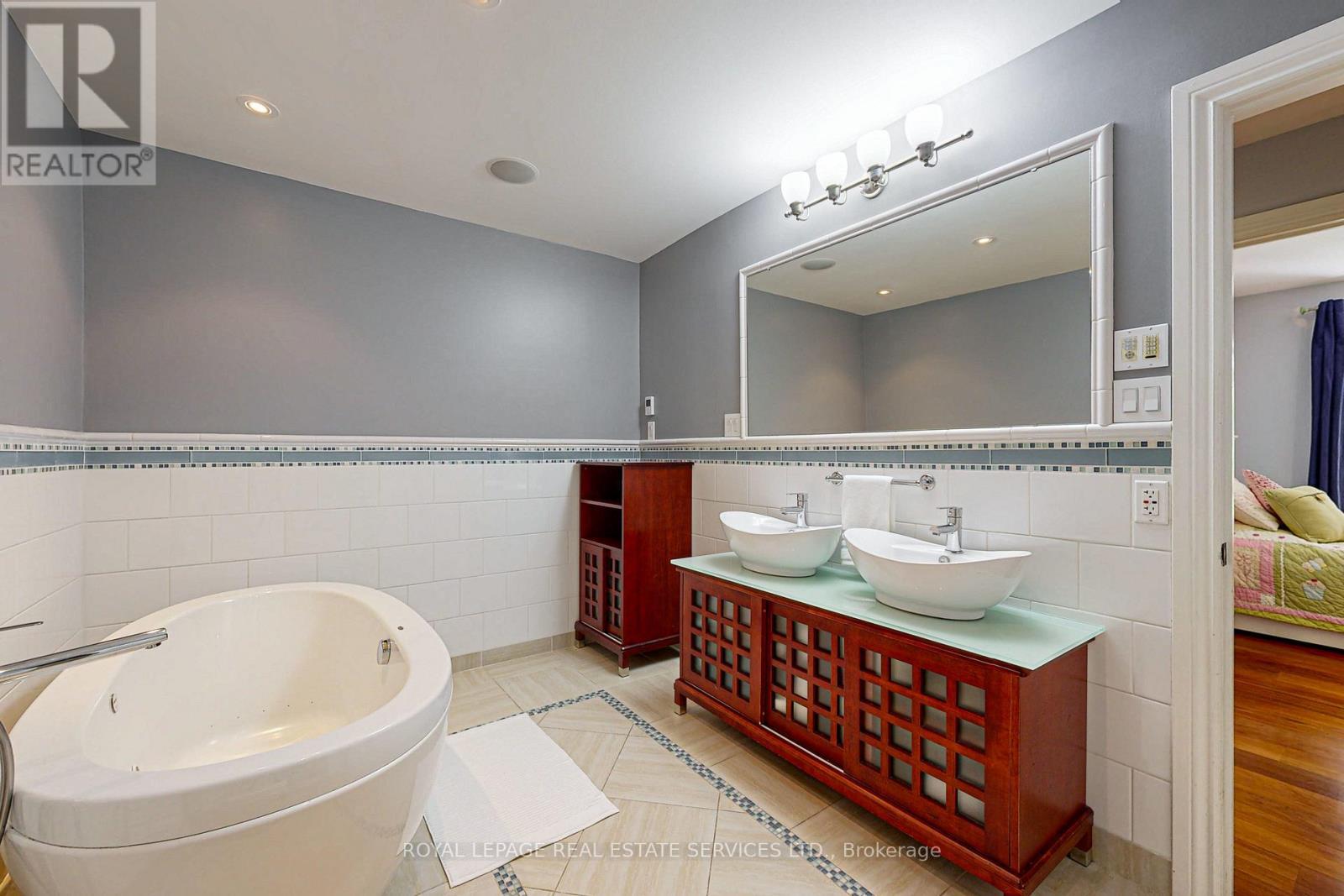 












159 VIEWBANK CRESCENT

,
Oakville,




Ontario
L6L1R3

