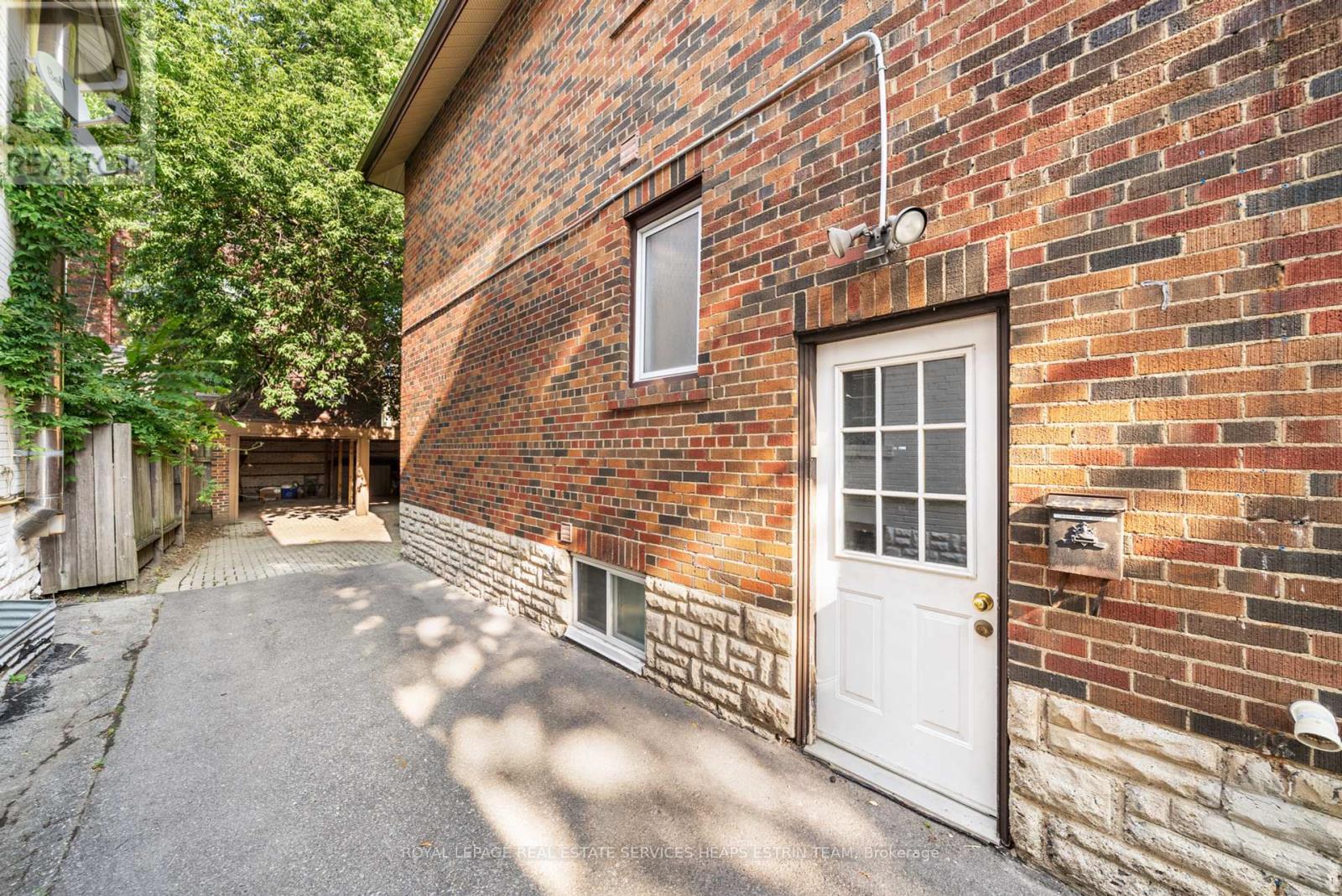 












7 HIGHBOURNE ROAD

,
Toronto,




Ontario
M5P2J1

