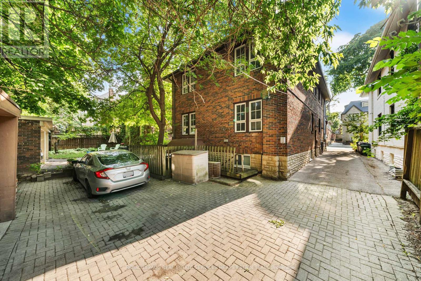 












7 HIGHBOURNE ROAD

,
Toronto,




Ontario
M5P2J1

