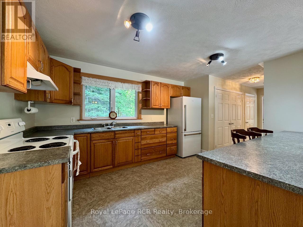 












323 EAST ROAD RR 4 ROAD

,
Northern Bruce Peninsula,




Ontario
N0H1W0

