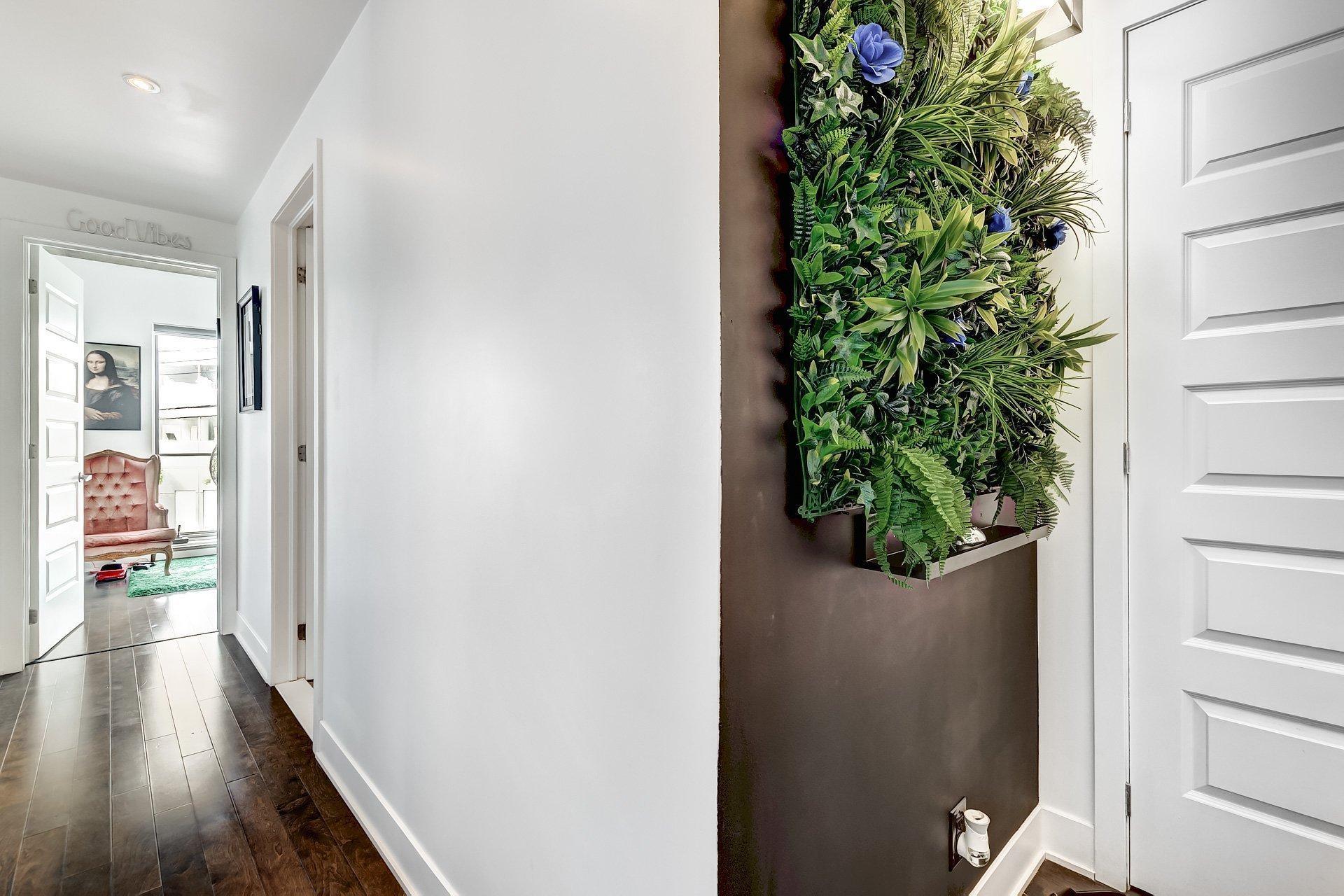 









2335


Ch. Manella

, 211,
Mont-Royal,




QC
H4P0B3

